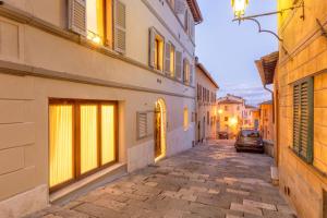 蒙特普齐亚诺Palazzo Falcinelli Luxury Room in Montepulciano Air Conditioning and Elevator的一条在街上停车的小巷