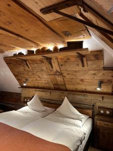 布拉格拉卡罗曼提克酒店的木墙和天花板的客房内的一张床位