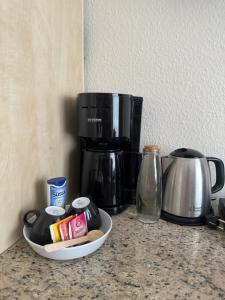 柏林波恩福德（万湖-霍夫）酒店的台面、咖啡壶和咖啡壶