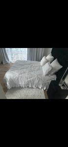 SandtonUrban Fourways Haven的一张带白色床单和枕头的床