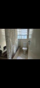 SandtonUrban Fourways Haven的浴室配有白色卫生间和盥洗盆。