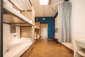 莱科Lecco Hostel & Rooms的带两张双层床的客房和走廊