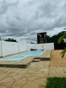 乌昆达Tulivu Suites Diani的一座房子后院的游泳池