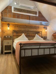 布拉格拉卡罗曼提克酒店的一间卧室配有一张砖墙床