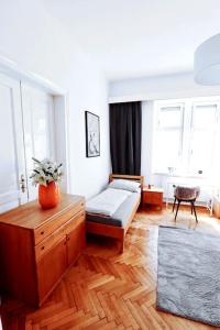 因斯布鲁克Großes, Helles Vintage Apartment mit Parkplatz的一间卧室配有一张床和一个梳妆台
