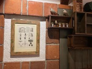 布拉格拉卡罗曼提克酒店的砖墙上的一张照片,上面有一张照片
