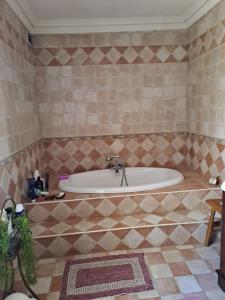Traditional Maltese House in Birgu的一间带浴缸的浴室