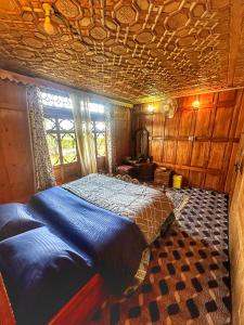 斯利那加Pasadona Floating Houseboat的一间位于客房内的蓝色床卧室