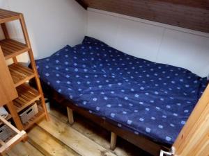 莫尔登Sailing Barge Reminder的一张床上的蓝色床单