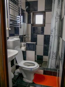多亚马伊Vila Maranca的一间带卫生间和水槽的小浴室