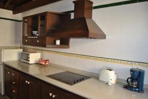 阿古伊梅斯Casa Rural El Cura的厨房配有带烤面包机和微波炉的台面