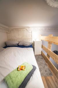 不来梅港AltbauNord Apartment的一间卧室配有一张带绿毛巾的床