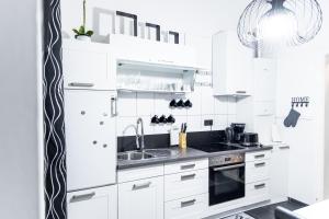 不来梅港AltbauNord Apartment的白色的厨房配有黑白电器