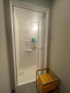 淡路8point resort Awaji的浴室里设有玻璃门淋浴