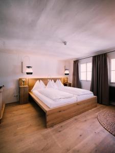 萨尔茨堡artHotel Blaue Gans的一间卧室配有一张带白色床单的大床