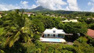 Saint-PierreVilla de 2 chambres avec vue sur la mer piscine privee et jacuzzi a Saint Pierre a 1 km de la plage的棕榈树房屋的空中景致