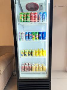 怡保Shangg INN的装有苏打水罐和苏打水的开放式冰箱