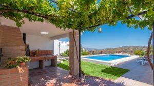 BorgeCasa Los Limones El Borge by Ruralidays的一座带游泳池的房子的图象