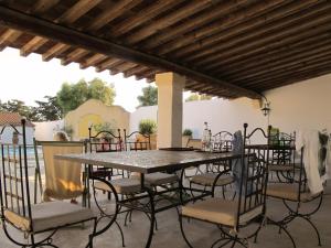 圣马迪拉莫卡夏尔酒店的天井上配有一张大桌子和椅子