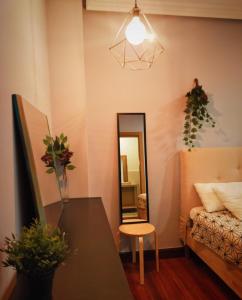 贝梅奥Casa Rural Asitxo的客房设有桌子、床和镜子