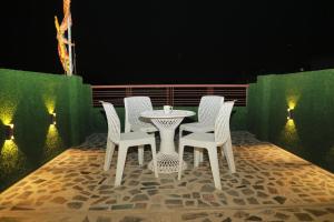 瓦拉纳西De Classico Hotel的晚上在庭院里摆放着桌椅
