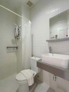 清迈The Guest Chang Moi Hotel的白色的浴室设有卫生间和水槽。