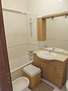洛里什Be Local - Apartment with 2 bedrooms in Infantado in Loures的一间带水槽、卫生间和镜子的浴室