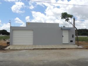 维多利亚-达孔基斯塔Porto Residence的白色车库,有两个门和一棵树