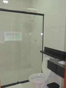 维多利亚-达孔基斯塔Porto Residence的一间带卫生间和玻璃淋浴间的浴室