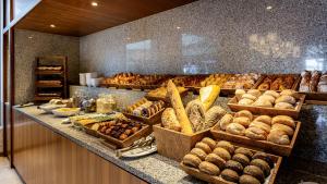 金塔湖康拉德阿尔加维酒店的面包店,面包上有很多不同种类的面包