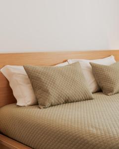 维拉·普拉亚·德·安科拉Quinta da Quinhas的床上有四个枕头