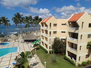 璜多里奥Appartamento Martinic Juan Dolio fronte mare的享有大楼和海滩的空中景致