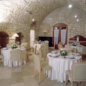 阿夸维瓦德莱丰蒂Masseria Mofetta的宴会厅配有白色的桌椅