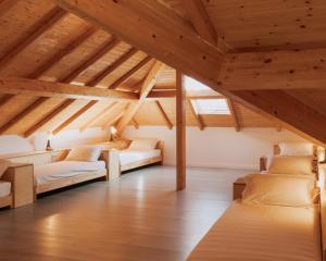 维拉·普拉亚·德·安科拉Quinta da Quinhas的阁楼间设有两张床和木制天花板