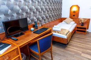 美因河畔法兰克福俄罗斯酒店的客房设有一张书桌、一台电脑和一张床