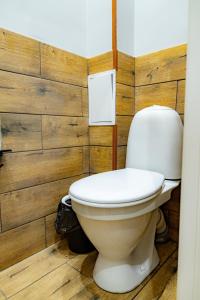 阿拉木图Evergreen Hostel的浴室设有卫生间和木墙