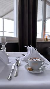 奥斯赛拜-屈隆斯博恩meergut HOTELS的餐桌,茶几,咖啡和一盘食物