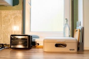 阿拉木图Evergreen Hostel的厨房地板上配有微波炉和烤面包机