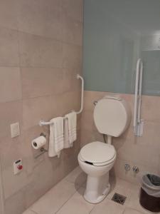 罗萨里奥Dazzler by Wyndham Rosario的浴室配有白色卫生间和毛巾。