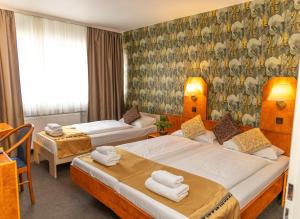 美因河畔法兰克福俄罗斯酒店的一间酒店客房,房间内设有两张床
