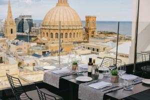 瓦莱塔The Embassy Valletta Hotel的一间享有城市美景的餐厅