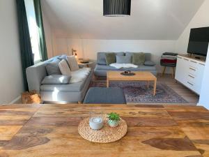 奥斯纳布吕克Apartment Elisa的客厅配有沙发和桌子