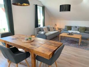 奥斯纳布吕克Apartment Elisa的客厅配有木桌和椅子