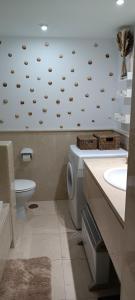 索托格兰德Apto Sotogrande的一间带卫生间和水槽的浴室