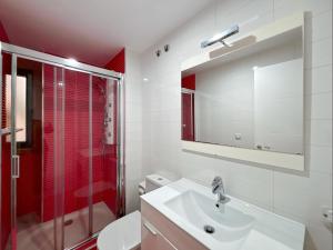 拉科鲁尼亚Housingcoruña Cantabrico的一间带水槽、淋浴和镜子的浴室