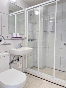 马公丰国大饭店的带淋浴、卫生间和盥洗盆的浴室