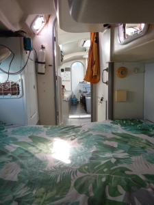 圣安娜Chambre sur un voilier的救护车里的一个床位