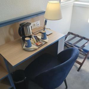 索恩河畔自由城基里亚德维勒弗兰切苏尔萨那酒店的书桌、咖啡设施和蓝椅