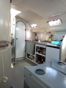 圣安娜Chambre sur un voilier的享有rv内部景致,设有一台开放式冰箱