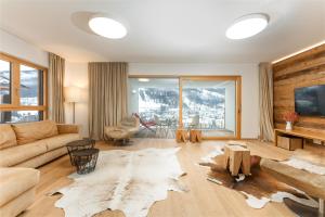 斯拉德明Sun Lodge Schladming by Schladming-Appartements的客厅配有沙发和桌子